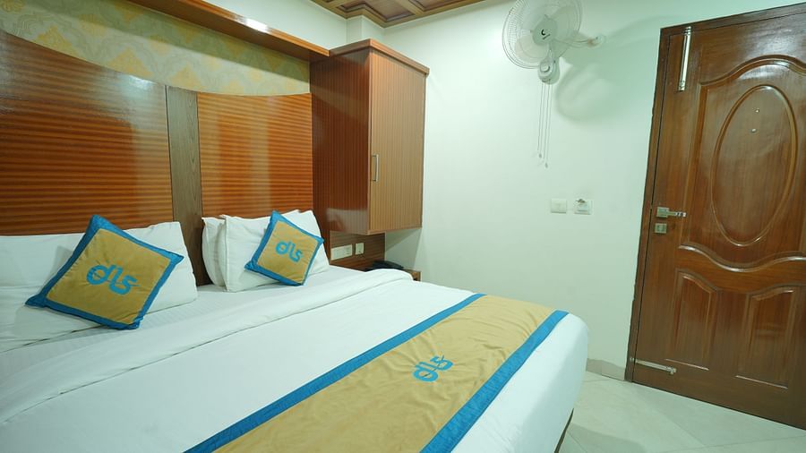 Deluxe room featuring a king size bed and a wall-mounted fan at DLS Hotels The Rock Castle.de